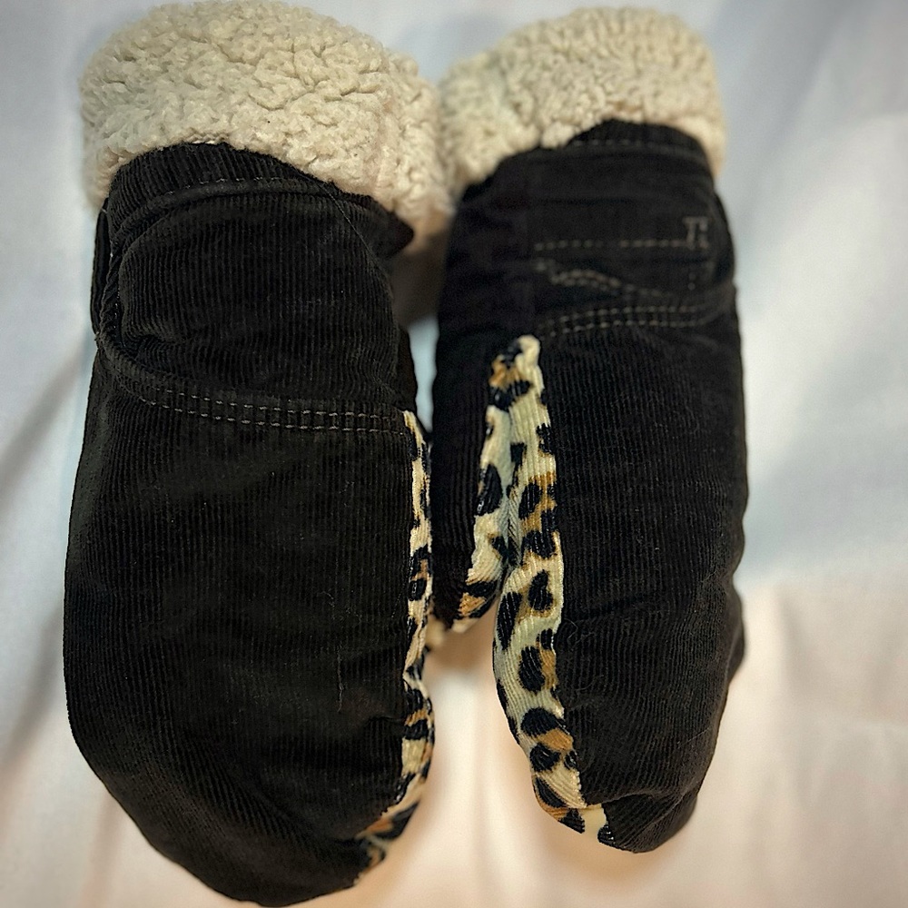 Mittens , never worn, good condition, cheetah print